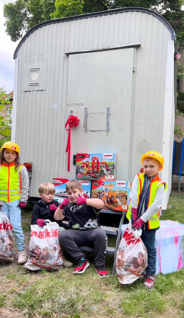 Kinder im Kindergarten Luisenstraße vor dem Bauwagen
